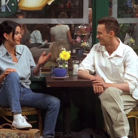 50 of the Best Outfits From All 10 Seasons of Friends Joey Friends, Monica And Chandler, Friends Scenes, Summer Products, Jenifer Aniston, Friends Cast, Ross Geller, Friends Season, Denim Vests