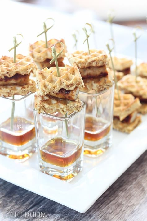 These bite size chicken and waffles are the perfect party food! Christmas Cocktail Party Appetizers, Appetizers Wedding, Cocktail Party Appetizers, Christmas Appetizers Party, Anniversaire Harry Potter, Appetizer Bites, Birthday Brunch, Chicken And Waffles, Brunch Party