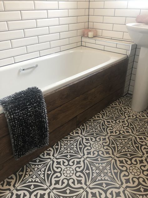 Wood Around Bathtub, Camper Bathtub Remodel, Tub Skirt Ideas, Bathtub Skirt, Bathroom Planning, Large Bathtub, Pallet Walls, Bathroom Plan, Bathtub Remodel