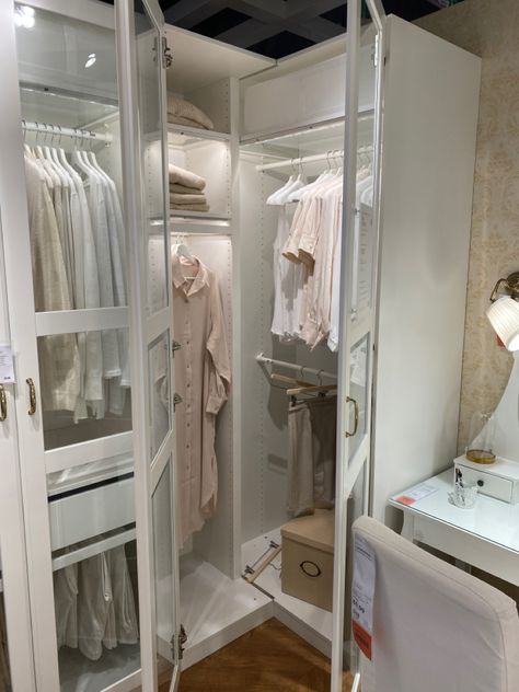 Transparent Closet, Clothing Room, Small Bedroom Wardrobe, Fancy Bedroom, Closet Aesthetic, Beautiful Closets, Luxury Closets Design, Open Closet, Closet Remodel