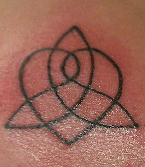 Getting this in 2 weeks!  Celtic sisterhood knot.