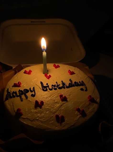 19th Birthday Cake Ideas Aesthetic, Bento Aesthetic Cake, Aesthetic Bento Cake Birthday, Happy Birthday Aesthetic Photos, Birthday Cake Instagram Stories, Aesthetic Cake Pictures, Cake Bento Aesthetic, Happy Birthday Cake Snap, Happy Birthday Cake Aesthetic