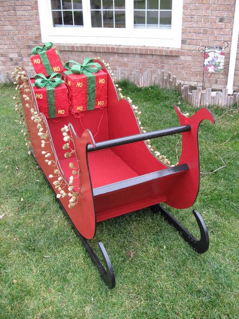 Santa's Sleigh Christmas Sled Decoration, Outdoor Christmas Diy, Christmas Sled, Christmas Yard Art, Diy Santa, Christmas Props, Decorating Kitchen, Decor Lights, Santa's Sleigh