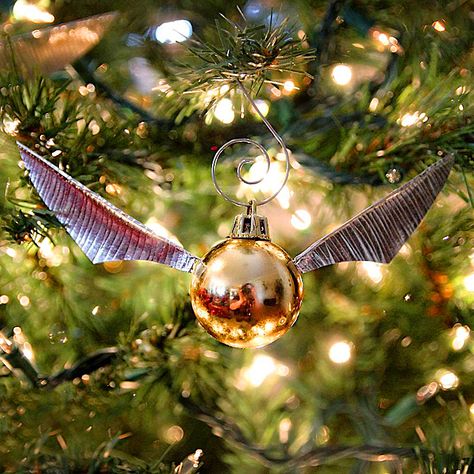 This holiday season, decorate your lovely tree with these 7 most unique Christmas tree ornaments. Diy Golden Snitch, Harry Potter Christmas Decorations, Harry Potter Ornaments, Cumpleaños Harry Potter, Harry Potter Christmas Tree, Harry Potter Golden Snitch, Geeky Craft, Harry Potter Quidditch, Festa Harry Potter