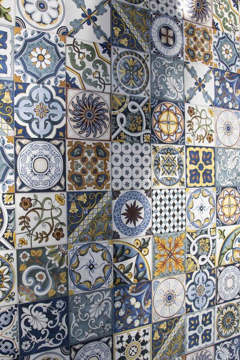 Ceramica Sant'Agostino's Vita collection pays tribute to the Mediterranean Sea and the ancient art of maiolica tiles. The maiolica tradition was replicated using high-tech manufacturing processes, resulting in a collection of tiles that appear as handmade as they did years ago. At 10mm thick with 4 size options, Vita is a great solution for kitchen backsplashes. Dreamy Interior, Italian Tiles Pattern, Tiles Living Room, Mediterranean Tile, Funky Rugs, Cradle Of Civilization, Dream Life House, Art Appliqué, Million Dollar Homes