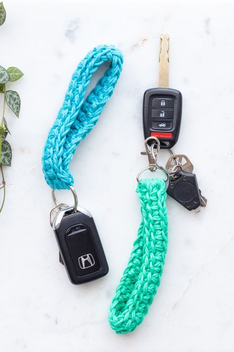 two crochet keychain wristlets (one blue and one green) with car keys on a white marble background with a vining plant on the side Crochet Keychain Wristlet, Free Crochet Keychain, Wallet Pattern Free, Crochet Wristlet, Wristlet Patterns, Crochet Shoes Pattern, Key Bracelet, Crochet Keychain Pattern, Keychain Wristlet