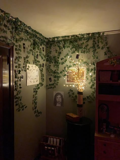 Faux Ivy Wall Vine Wall Decor Living Rooms, Ivy Garland Decor Ideas, Ivy Home Decor, Wall Plants Decoration, Green Leaf Room Decor, Room Decor With Green Walls, Bathroom Ivy Decor, Faux Leaf Wall Decor, Foliage Wall Bedroom