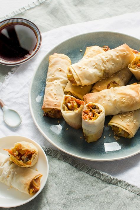 These baked vegan Japanese spring rolls made with filo pastry and a vegetable filling are a delicious healthy snack or lunch Pastry Filling Ideas, Filo Pastry Recipes Savoury, Spring Rolls With Peanut Sauce, Baked Spring Rolls, Pastry Filling, Filo Pastry Recipes, Spring Roll Pastry, Japanese Pastries, Vegan Japanese