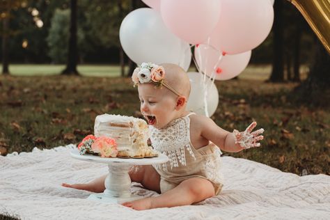 Outside Smash Cake Pictures, Wildflower 1st Birthday Photoshoot, First Birthday Photoshoot Outdoors, Outdoor Cake Smash Girl, Outdoor Smash Cake Photoshoot, Cake Smash Photos Outdoor, Wildflower Cake Smash, Cake Smash Outside, First Birthday Outdoor Photoshoot