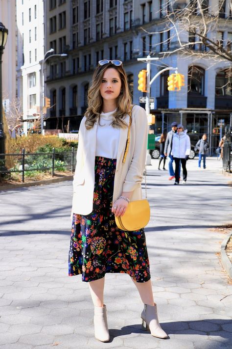 Nyc spring street style — floral midi skirt and oversized blazer. Floral Midi Skirt Outfit, Midi Rock Outfit, Style A Blazer, Floral Skirt Outfits, Rok Midi, Nyc Spring, Job Interview Outfit, Interview Outfits Women, Job Clothes