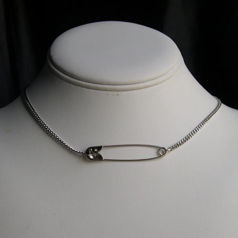 Choker 90s, 90s Choker, Safety Pin Jewelry, Hanging Necklaces, 90's Grunge, 90s Grunge, Pin Jewelry, Choker Necklaces, Safety Pin