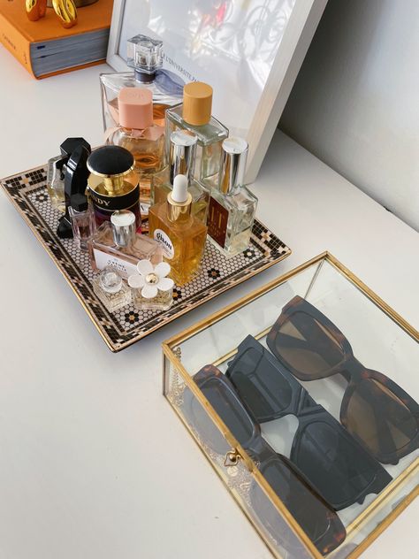 Glass Tray Decor Bedroom, Glasses Organizer Aesthetic, Tray Decor Aesthetic, Sunglasses Organization Aesthetic, Glass Perfume Tray, Vanity Organization Perfume, Perfume Display On Dresser, Perfume Tray Ideas, Perfume Organization On Dresser