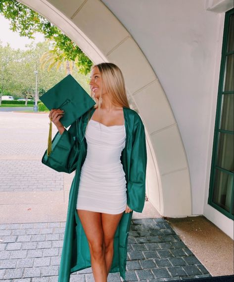 Curvy Graduation Pictures, Graduation Outfit Ideas High School, College Grad Dresses, High School Graduation Outfit, Graduation Outfit College, High School Graduation Pictures, Graduation Outfit Ideas, Graduation Dress College, Grad Poses