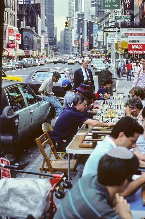 1980s New York City, People Playing Chess, 1980s Nyc, Playing Chess, Chess Club, The Queen's Gambit, Vintage Everyday, Vintage New York, City Street