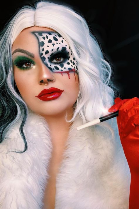 Cruella Deville Makeup, Disney Inspired Makeup, Cute Halloween Makeup, Halloween Makeup Ideas, Cruella Deville, Makeup Humor, Face Art Makeup, Amazing Halloween Makeup, Halloween Makeup Inspiration