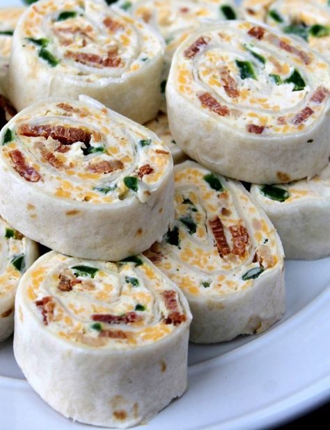 Bacon Ranch Pinwheels, Ranch Pinwheels, Pinwheel Recipe, Pilsbury Recipes, Tortilla Pinwheels, No Cook Appetizers, Pinwheel Recipes, Bacon Ranch, Delish Recipes