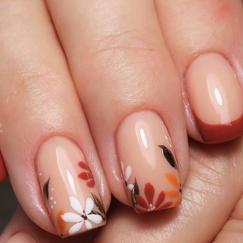 Autumn Bride Nails, Fall Nail Art French Tips, Autumn Flower Nail Art, Minimal Fall Nail Design, Bridesmaid Nails Autumn, Flower Pattern Nail Design, November Wedding Guest Nails, Thanksgiving Nails Short Gel, Cute Autumn Nails Short