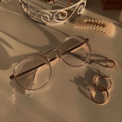 Gold Round Glasses Aesthetic, Gold Rimmed Glasses Aesthetic, Rose Gold Glasses Aesthetic, Gold Glasses Frames Aesthetic, Wire Glasses Aesthetic, Glasses Frames Aesthetic, Cottagecore Glasses, Round Glasses Aesthetic, Eyeglasses Aesthetic