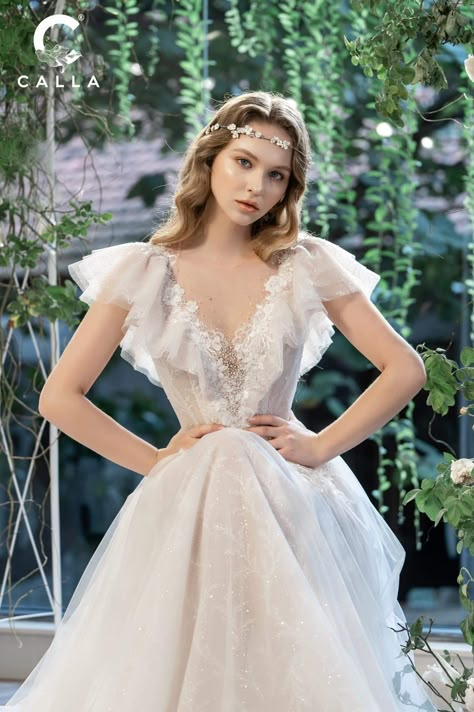 Butterfly Sleeve Wedding Dress, Queen Wedding Dress, Modest Wedding Dresses With Sleeves, Bride Dress Simple, Fairy Wedding Dress, Sewing Wedding Dress, Stylish Short Dresses, Stunning Prom Dresses, Pretty Wedding Dresses