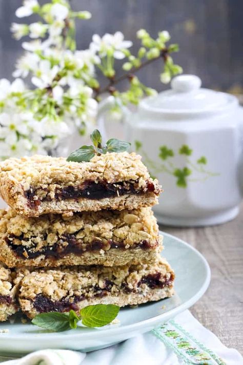 Old Fashioned Date Bars Recipe, Oat Squares, Raspberry Crumble Bars, Raspberry Crumble, Date Squares, Date Bars, Crumble Bars, Num Num, Danger Zone