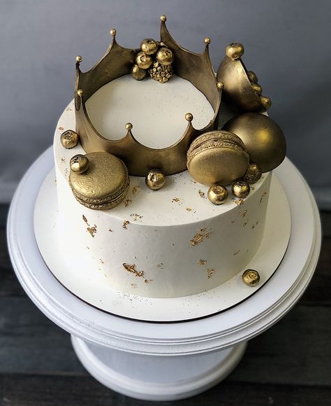 King Crown Cake For Men, Crown Cake Ideas, Unique Birthday Cake Ideas For Men, Healthy Baking Alternatives, Sugar Free Pastries, Frozen Birthday Party Cake, Golden Birthday Cakes, Cake Design For Men, Unique Cakes Designs