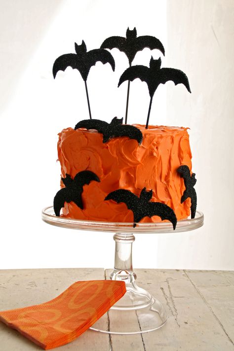 A perfectly easy Halloween cake.  HolidaywithMatthewMead.com Halloween Cakes Easy, Bat Cake, Pasteles Halloween, Postres Halloween, Halloween Punch, Casa Halloween, Halloween Sweets, Halloween Cake, Halloween Tags