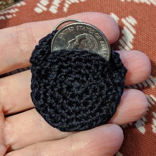 Minimalist Keychain, Quarter Holder, Crochet Mini Bag, Crochet Wallet, Crochet Scrubbies, Coin Purse Keychain, Cute Diy Projects, Shopping Carts, Crochet Keychain Pattern