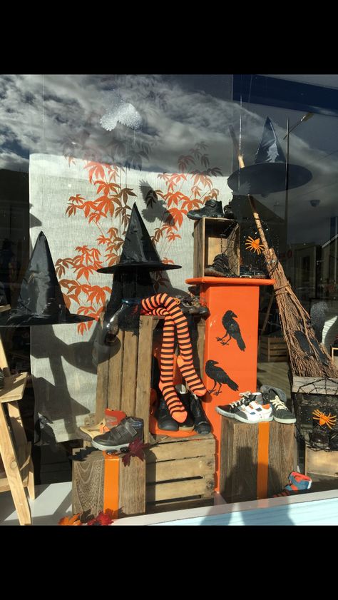 Halloween Store Windows, Store Front Windows, Store Window Display, Halloween Store, Store Window, Halloween Displays, Window Display, Trick Or Treat, Ghost