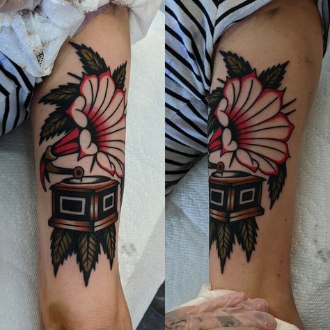 Gramaphone Oldschool Tattoo, Music Traditional Tattoo, Traditional Music Tattoo, Jukebox Tattoo, Phonograph Tattoo, Traditional Neck Tattoo, Traditional Tattoo Music, Record Player Tattoo, Gramophone Tattoo