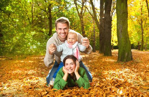 Outdoor Baby Photography, Family Picture Ideas, Baby Photography Poses, Baby Family Pictures, Baby Birthday Photoshoot, Family Photos With Baby, Family Photoshoot Poses, Fun Family Photos, Fall Family Portraits