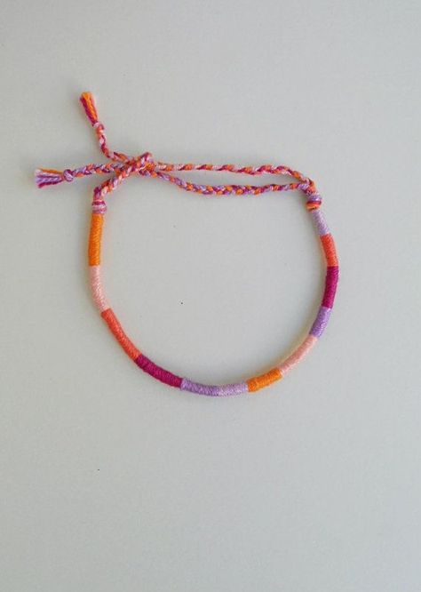 Bracelet For Friends, Funky Bracelets, Thread Wrapped Bracelets, Bijoux Piercing Septum, Bracelet Cotton, Simpul Makrame, String Bracelet Patterns, Yarn Bracelets, Cute Friendship Bracelets