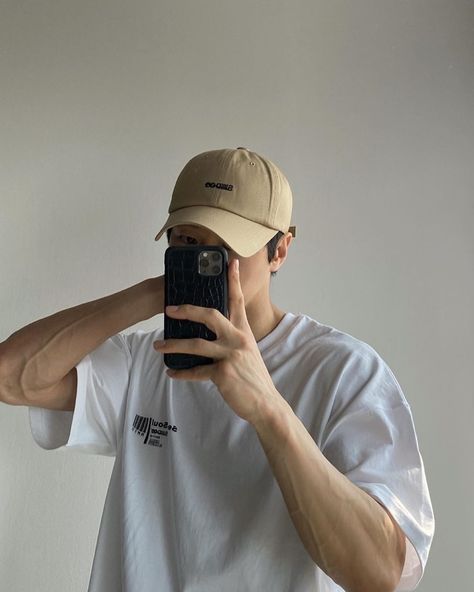 Baseball Caps Mens Outfit, Men Selfie Aesthetic, Fitted Caps Men Outfit, Mens Baseball Cap Outfit, Men With Cap, Cap Outfit Men, Fashion Aesthetic Outfits, Trendy Caps, Baseball Cap Outfit