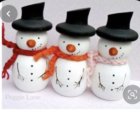 Peg Dolls Christmas, Dolly Pegs, Wooden Snowmen, Crocheted Scarf, Wood Peg Dolls, Snowman Christmas Decorations, Clothespin Dolls, Pin Doll, Navidad Diy