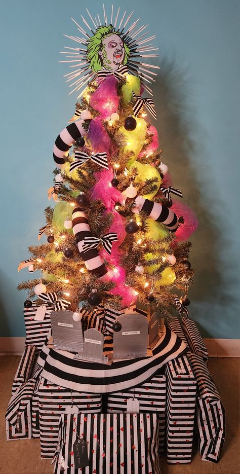 Beetlejuice Halloween Tree, Beetlejuice Tree Topper, Beetlejuice Christmas Tree Ideas, Beetle Juice Christmas Tree, Inside Out Christmas Tree, Beetlejuice Tree, Beetlejuice Christmas Tree, Beetlejuice Decorations, Beetlejuice Christmas