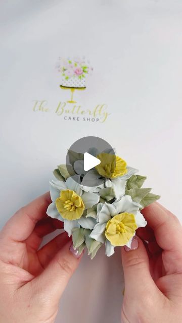 Mini Flower Cupcakes, Buttercream Daffodils, Buttercream Flowers Tutorial, Piping Tutorial, Decorated Cupcakes, Cupcake Queen, Piping Flowers, Cupcake Tutorial, Icing Techniques