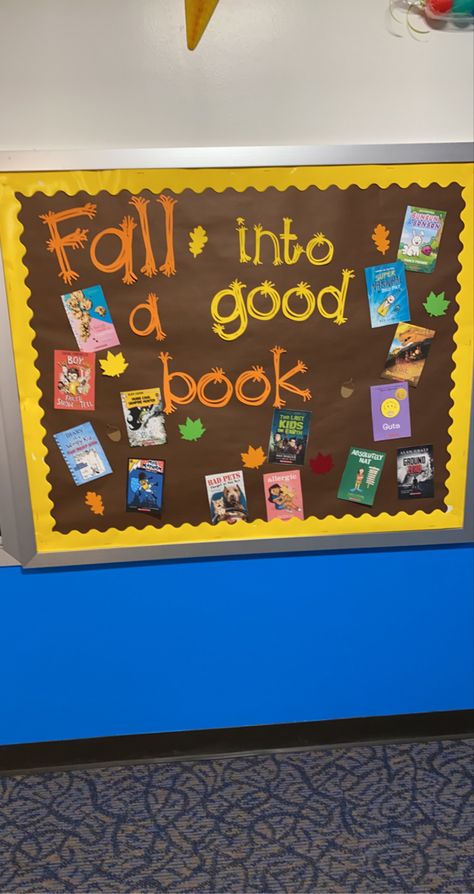 Reading spotlight for a fall bulletin board Book Fair Bulletin Board, November Bulletin Boards For Library, Fall Library Bulletin Board Ideas, Fall Book Bulletin Board, Fall Reading Bulletin Boards Elementary, Fall Book Displays, November Library Bulletin Boards, Fall Library Bulletin Boards, Fall In Love With Reading Bulletin Board