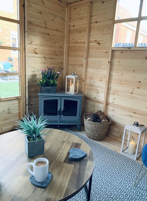 Garden Summerhouse Interior Ideas, Wooden Summer House Interior, Cosy Shed Interiors, Garden Shed Decorating Ideas Inside, Outdoor Shed Interior Ideas, Shed Fireplace, Interior Summer House Ideas, Summer House Interior Design, Garden Summer House Ideas Interior