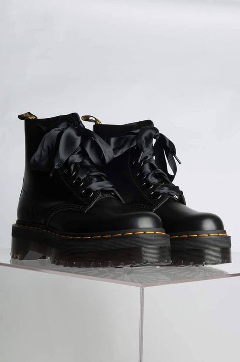 Poppy Aesthetic, Doc Marten Platform, Black Heeled Ankle Boots, Outfit Botas, Personalized Shoes, Combat Boot, Dr Martens Shoes, Goth Outfits, Boots And Sneakers