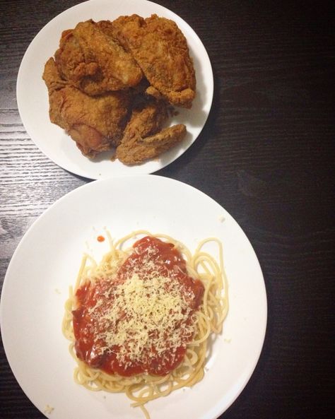 Pinoy Spaghetti & Fried chicken Pinoy Spaghetti, Food Cravings, Fried Chicken, Spaghetti, Chicken, Quick Saves