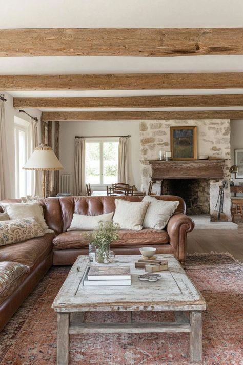 Get the old-world charm of rustic country decor with these tips and ideas. Old Farm Homes Interior, Old Country Living Room, Old Country House Interior, Old World Decor French Country, Traditional Rustic Decor, Country Decor Ideas, Estilo Farmhouse, Rustic Gallery Wall, Rustic Country Decor