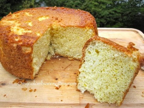 Bizcochuelo (Colombian Sponge Cake) Colombian Desserts, Aussie Recipes, Orange Sponge Cake, Colombian Recipes, Colombian Cuisine, Lolly Cake, Hispanic Recipes, Marshmallow Cake, Colombian Food