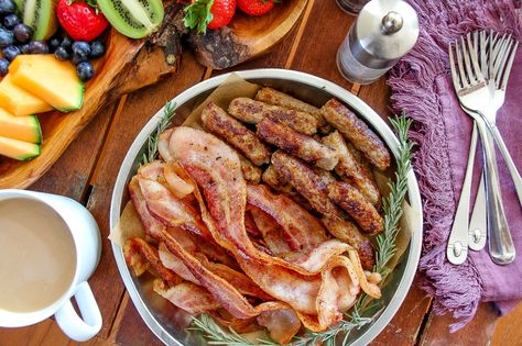 How to Create the Perfect Brunch - Tonya Staab Breakfast Meat Platter, Brunch Platter, Sausage Platter, Bacon And Sausage, Brunch Party Recipes, Best Brunch Recipes, Entertaining At Home, Breakfast Meat, Family Brunch