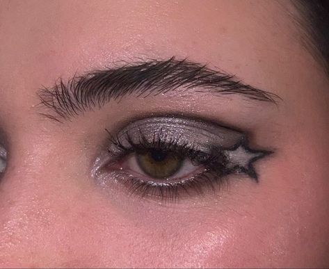 i on X: "https://t.co/ySMtPNyLne" / X Simple Black And Silver Eyeshadow, Black Eyeliner And Eyeshadow, Black N Silver Makeup, Black Grey Eye Makeup, Black And Silver Star Makeup, Black Concert Makeup, Star Makeup Hooded Eyes, Star Eyeliner Stamp Looks, Grungey Smokey Eye Makeup