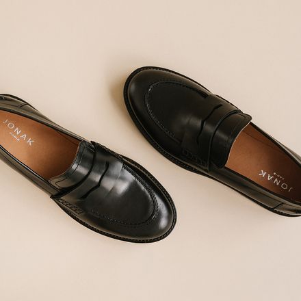 Black Loafers Women's, Loafers Women Outfit, Thick Heels Pumps, Classic Loafers, Moccasins Women, Unique Models, Dr Shoes, Chic Shoes, Black Leather Loafers