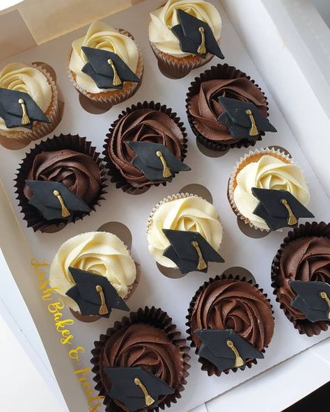 Lushbakesandtreats on Instagram: "Simple Graduation theme cupcakes chocolate and Vanilla cupcakes #lushbakesandtreats #graduationcupcakes #graduation #graduationday #speicalmoment #proudday #proudmoment #graduated #passed #Celebration #party #surprise #gettogether #perfectcombo #gift #present #afterparty #welldone #vanillacupcakes #vanilla #cupcakes #lushbakesandtreats" Elegant Graduation Cupcakes, Cupcakes Graduation Ideas, Simple Graduation Cupcakes, Graduation Cap Cupcakes, Graduation Party Ideas Cake, Cupcake Graduation Ideas, Cupcakes For Graduation Party, Mba Cake, Graduation Cake Ideas Simple