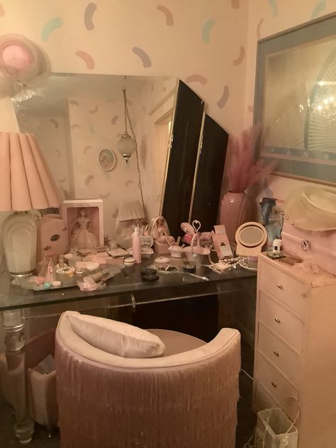 1980s Bedroom Aesthetic, 1980s Vanity, 90s Vanity, 80’s Bedroom, 1980s Bedroom, Bedroom Aesthetic Grunge, 80s Vanity, Cozy Room Ideas, Vintage Vanity Decor