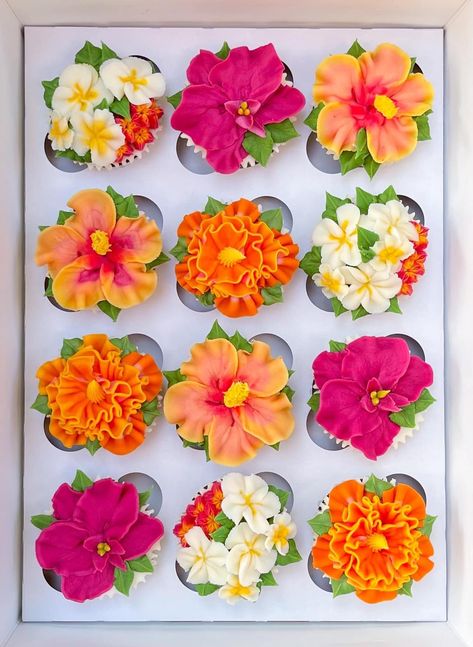 Hawaiian Flower Cupcakes, Hawaiian Cupcakes Ideas, Hibiscus Flower Cupcakes, Hibiscus Cupcakes, Tropical Cupcakes, Cupcake Flowers, Debut Ideas, Floral Cupcakes, Hawaiian Hibiscus