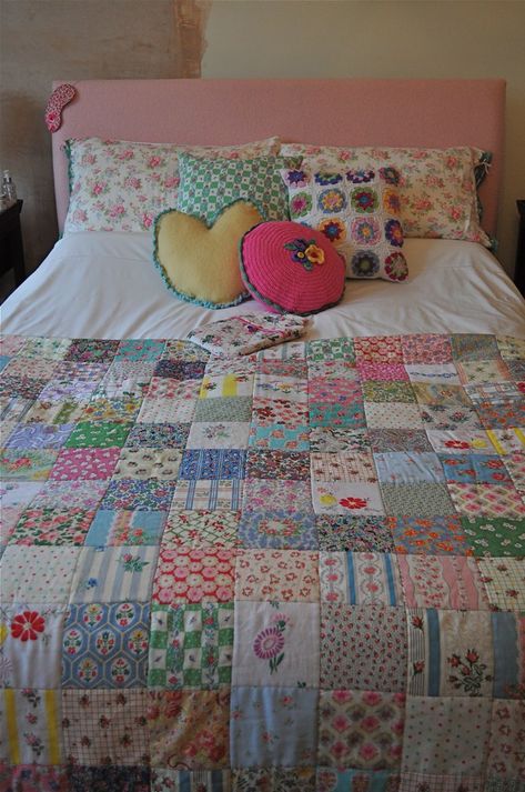 Pretty Bedding, Pretty Quilt, Décor Boho, Scrappy Quilts, Patch Quilt, Easy Quilts, Quilting Crafts, Scrap Quilts, Crazy Quilts