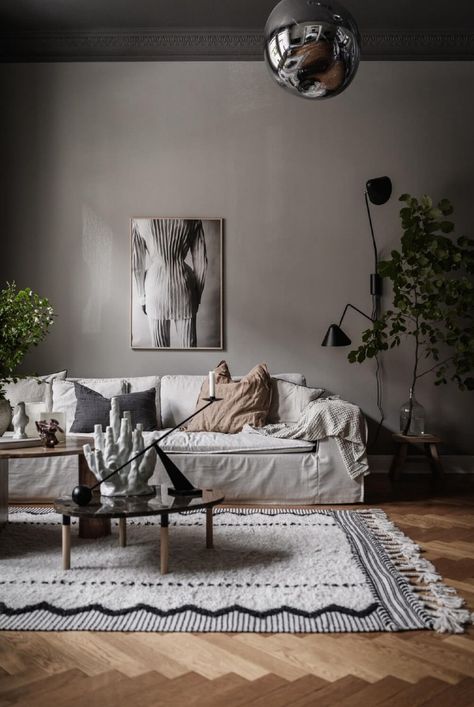 5 moody, dark grey living rooms for a stylish and warm space - DIY home decor - Your DIY Family Moody Scandinavian, Dark Grey Living Room, Dark Grey Rooms, Grey Wall Color, Dark Ceiling, Grey Ceiling, Dark Grey Paint, Grey Interior Design, Scandinavian Apartment