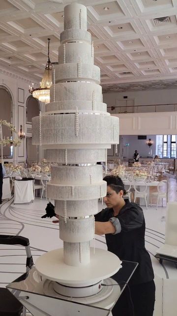 Gravity Wedding Cake, Gravity Defying Wedding Cake, Lima Cakes, Gravity Cakes, Professional Cake Decorating, Cakes Design, Gravity Defying Cake, Gravity Cake, Big Cakes